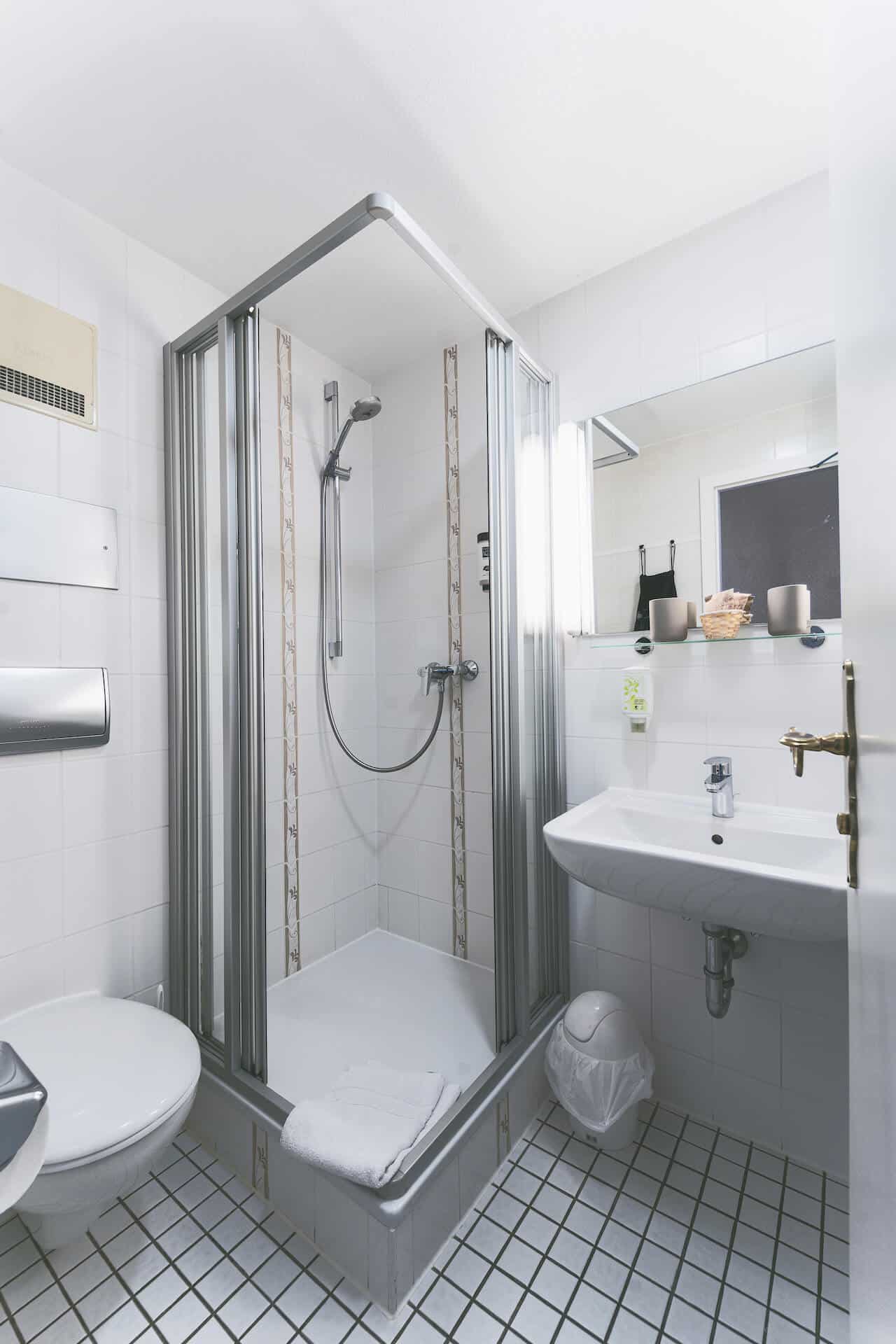 Vorher-Bild, der Hotelbadezimmer modernisierung von balneotec® im Hotel Barbara