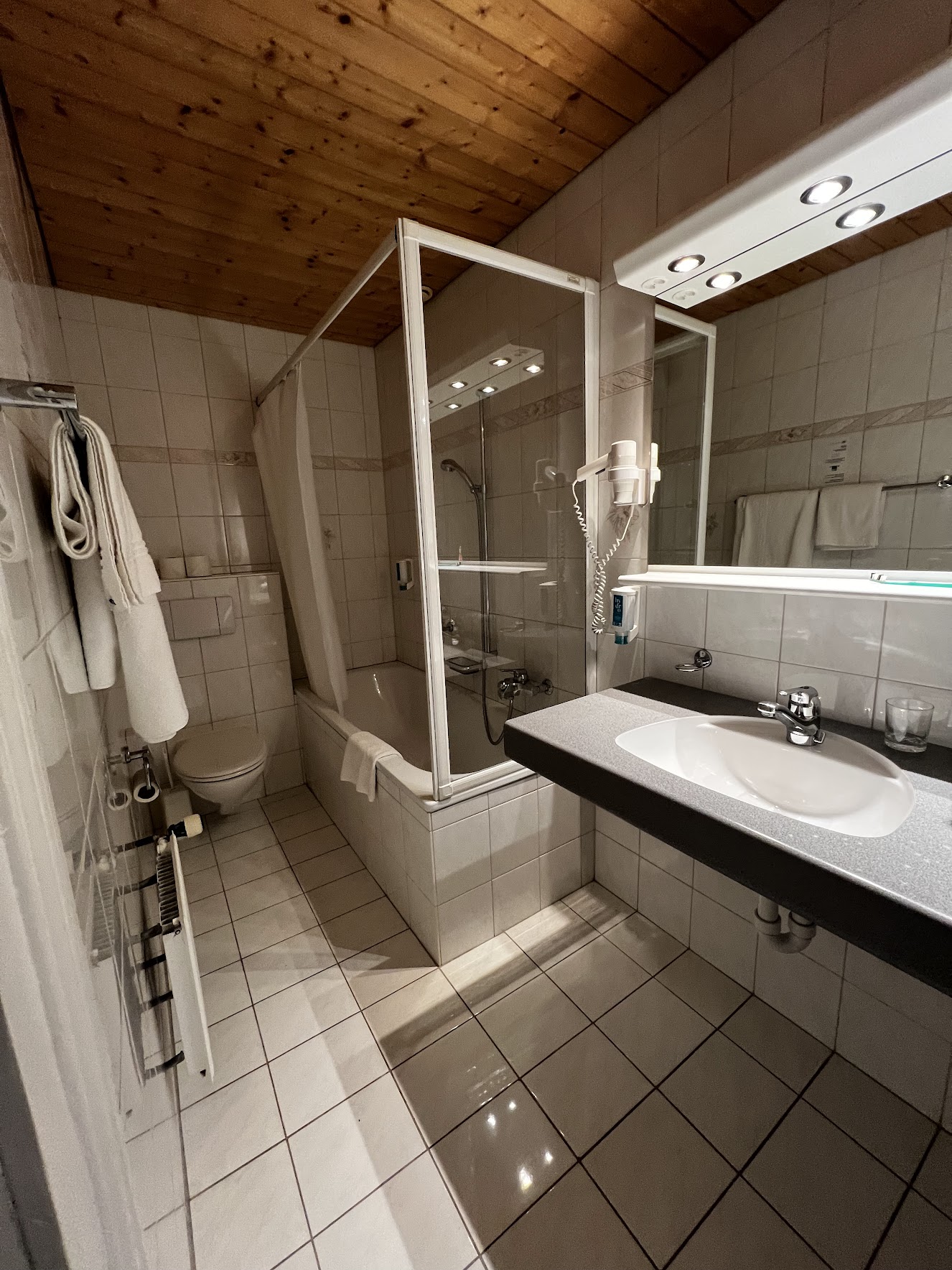 Hotelbad vor der Hotelrenovierung mit balneotec® im Hotel Bele Epoque Victoria